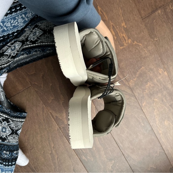 Zara slides - Picture 6 of 8